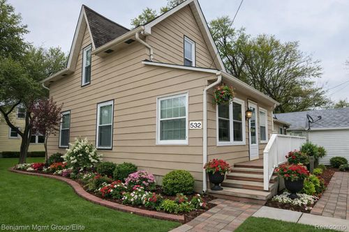 532 Fox St, Lapeer, MI, 48446-2127 | Card Image