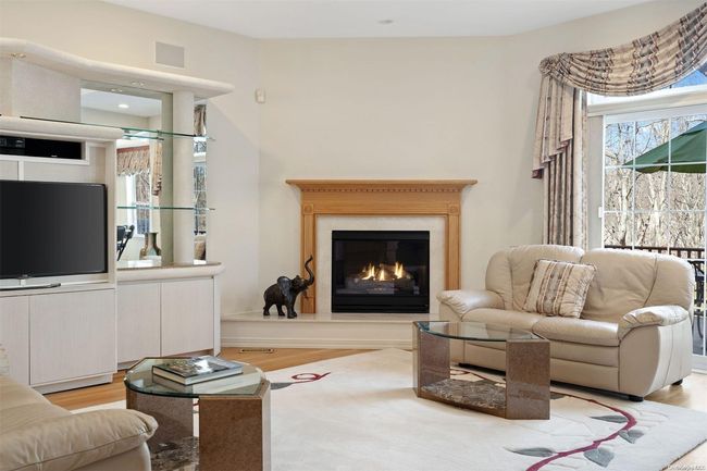 17 Sabrina Ct, House other with 4 bedrooms, 3 bathrooms and null parking in Dix Hills NY | Image 4
