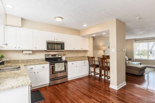 1207 Weybridge Rd, Columbus, OH, 43220-8101 | Card Image