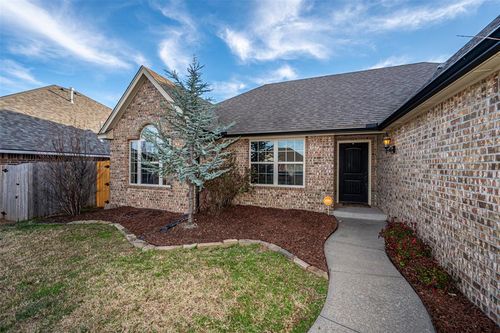 690 Sw 12th St, Moore, OK, 73160-2765 | Card Image