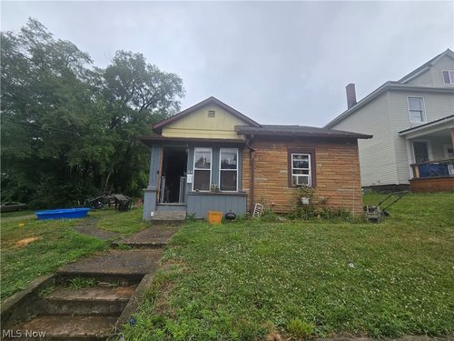 24 Maple Ave Se, Massillon, OH, 44646-8065 | Card Image