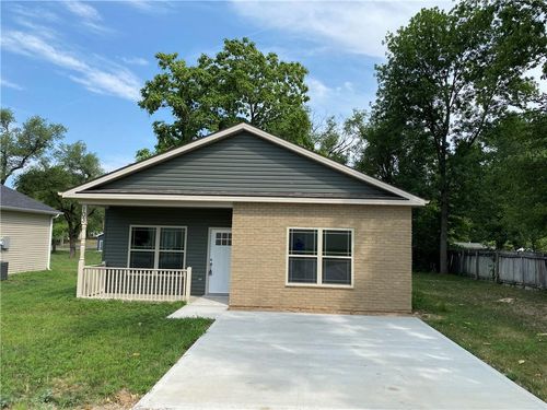103 S St Charles St, Windsor, MO, 65360 | Card Image