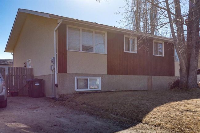 77 Westview Drive, Home with 3 bedrooms, 1 bathrooms and 2 parking in Sylvan Lake AB | Image 1