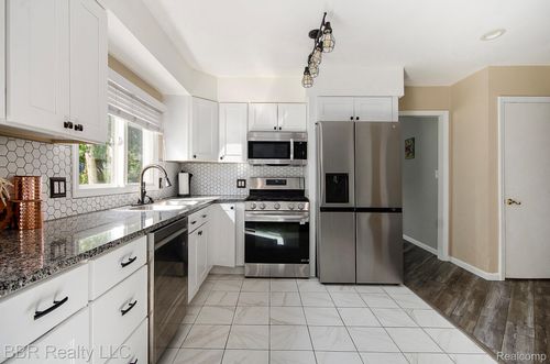 9157 Dallas Dr, Grosse Ile, MI, 48138-1701 | Card Image