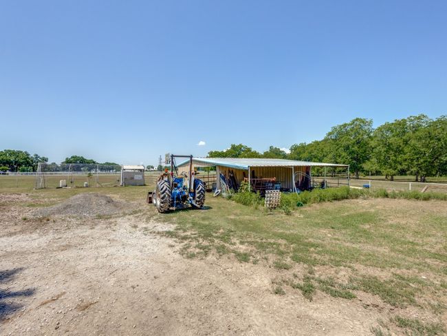 This area can function as an equipment barn or a loafing shed for smaller animals. | Image 33