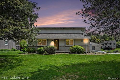 899 Rachelle St, White Lake, MI, 48386-2980 | Card Image