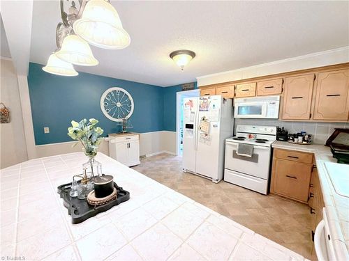 126 Auburn Ave, Elkin, NC, 28621-2402 | Card Image