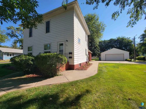 916 N Harth Ave, Madison, SD, 57042-1627 | Card Image
