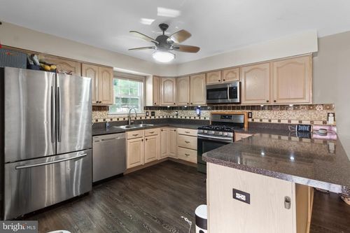 121 Stokes Ave, WEST BERLIN, NJ, 08091-1812 | Card Image