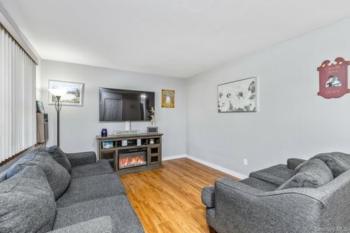 6 Talbot Ln, Selden, NY, 11784-1217 | Card Image