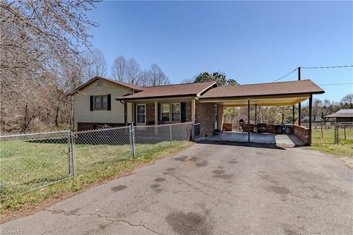 636 Hamburg St, Mount Airy, NC, 27030-4845 | Card Image