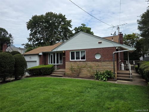 42 Sheridan St, Huntington, NY, 11743-6144 | Card Image