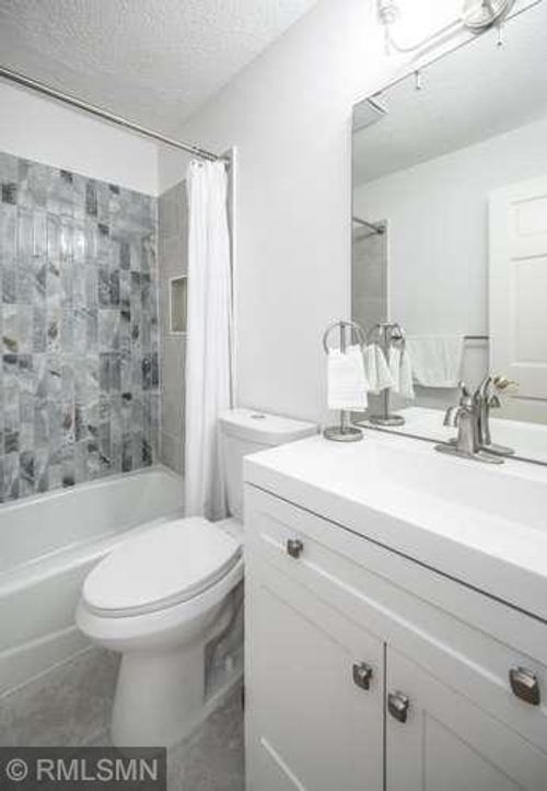102-135 Viking Dr E, Little Canada, MN, 55117-1740 | Card Image