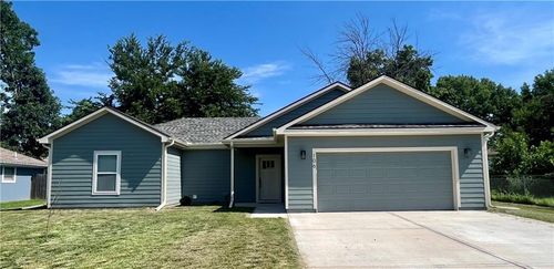 106 Walker Dr, Harrisonville, MO, 64701-3490 | Card Image
