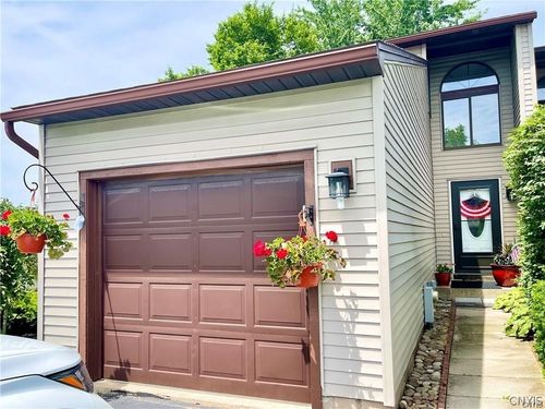 8423 Bubbling Springs Dr, Baldwinsville, NY, 13027-9400 | Card Image