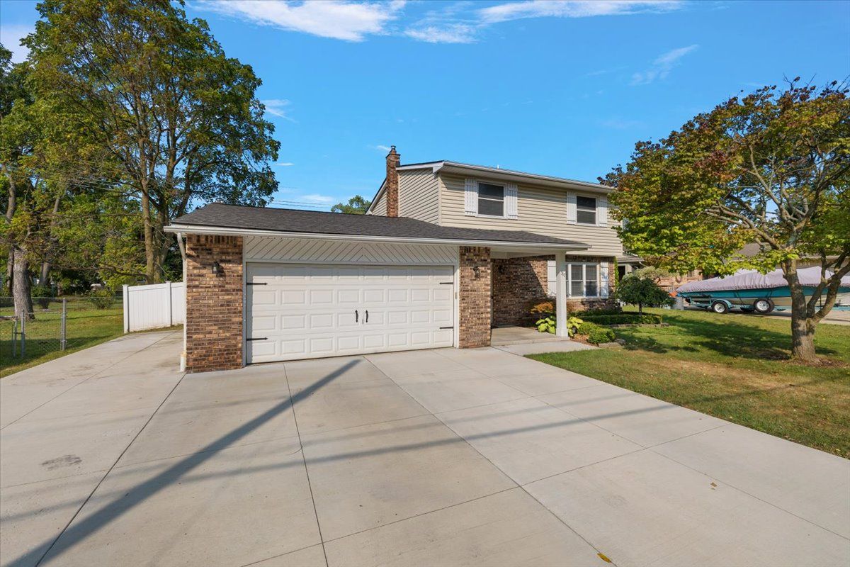 Hauxwell Dr, Lake Orion, MI 48362