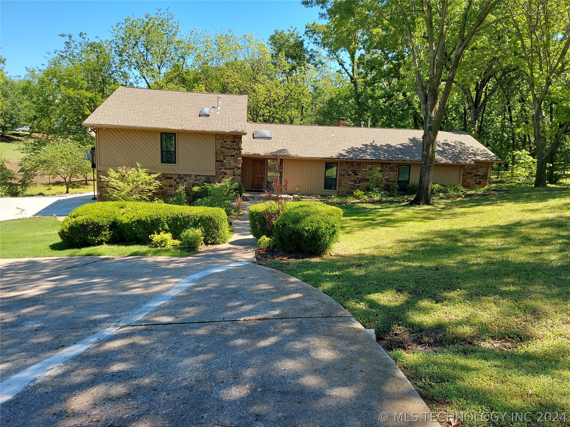 Hunters Pt, Catoosa, OK 74015