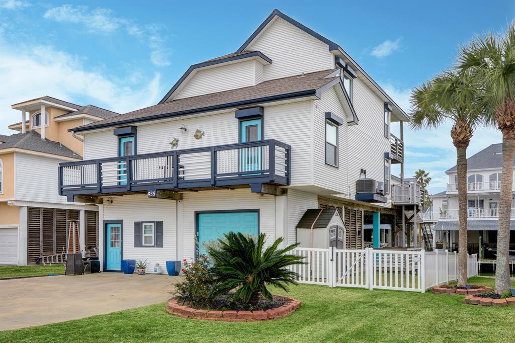 Tiki Dr, Galveston, TX 77554