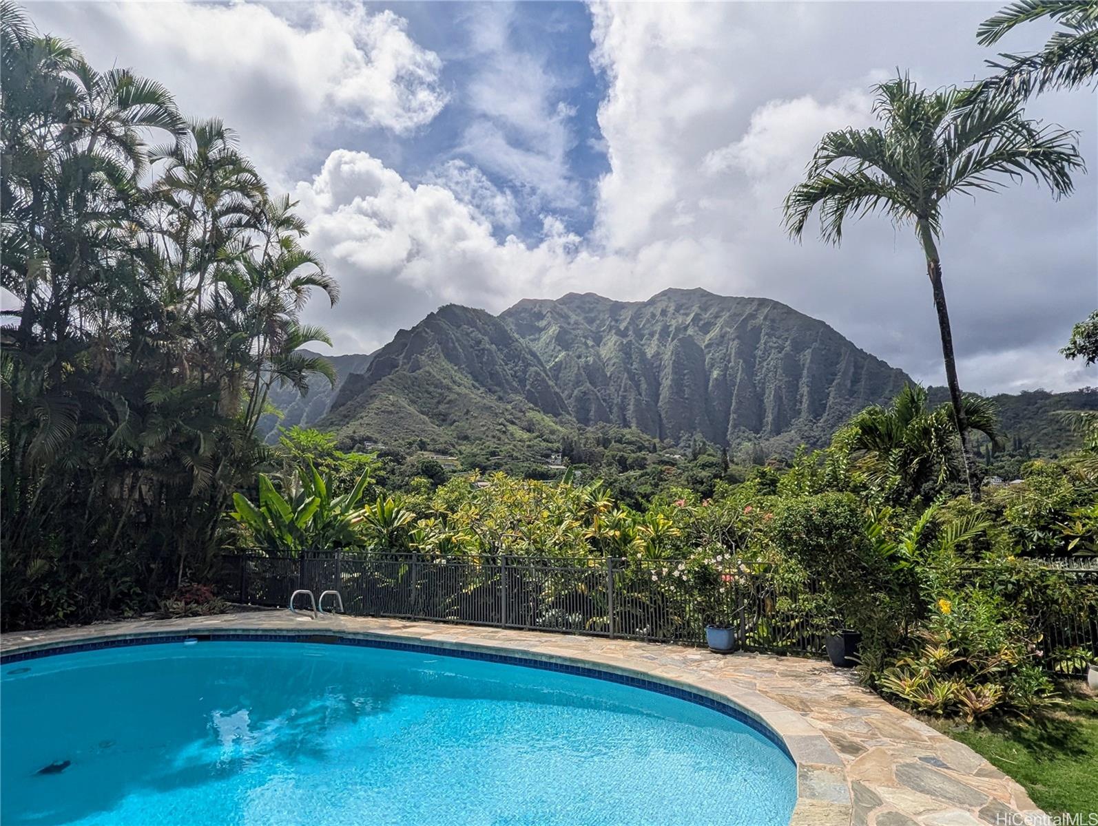 Holouka Pl, Kaneohe, HI 96744