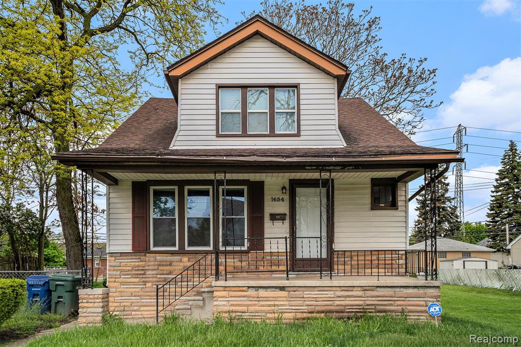 Chandler Ave, Lincoln Park, MI 48146