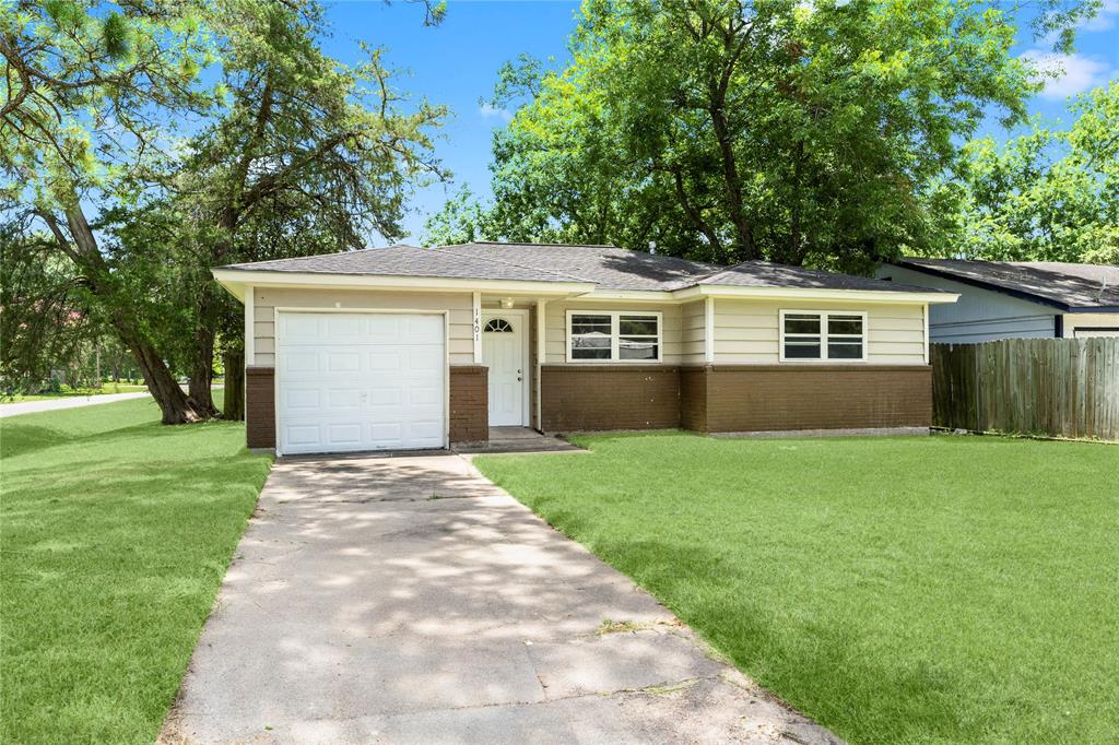 Snyder St, Alvin, TX 77511