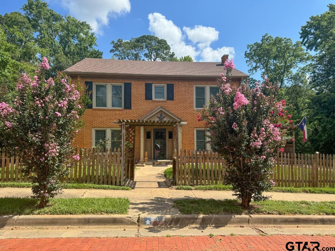 Dobbs St, Tyler, TX 75701