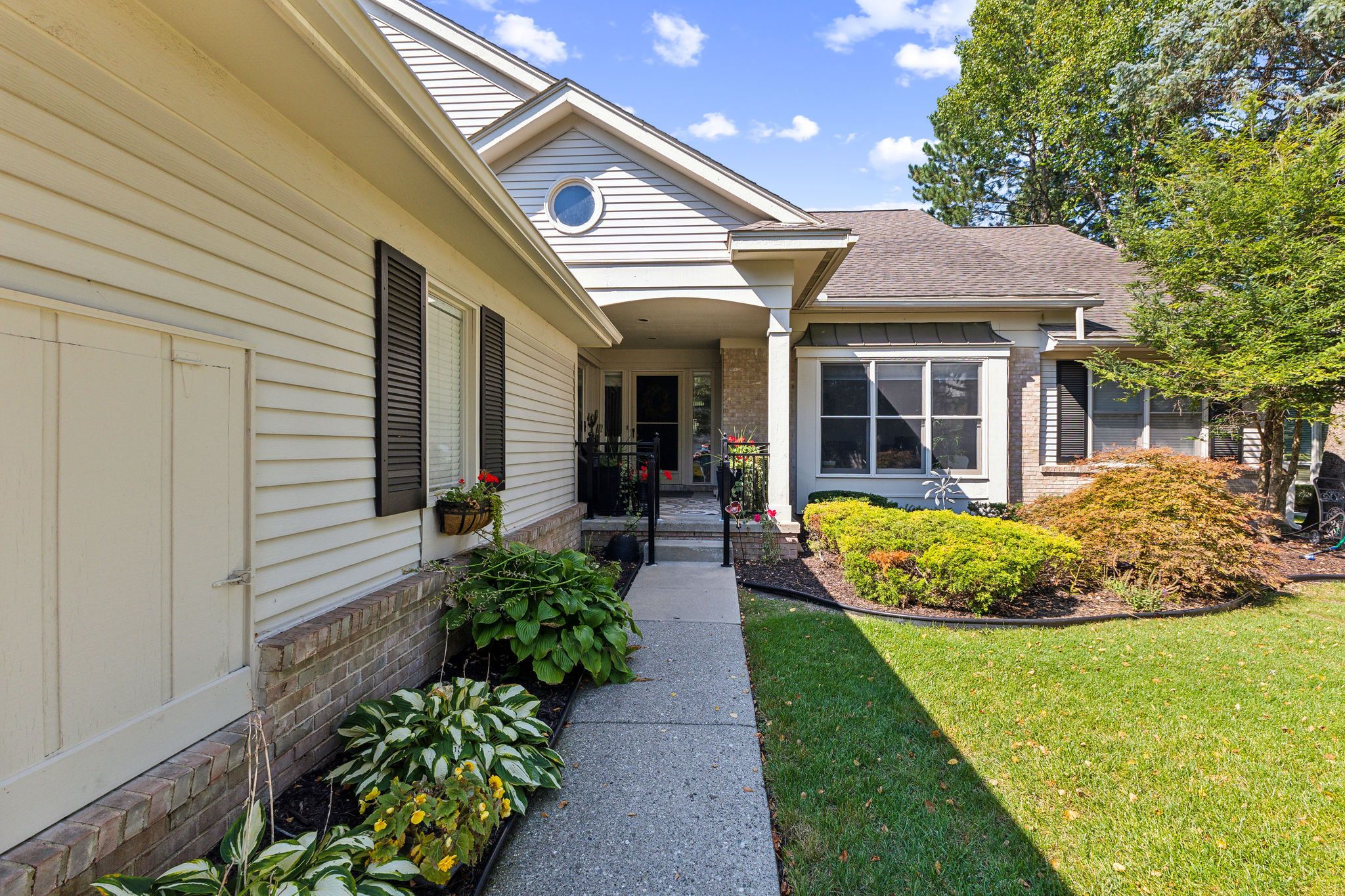 Danbury Cir, West Bloomfield, MI 48322