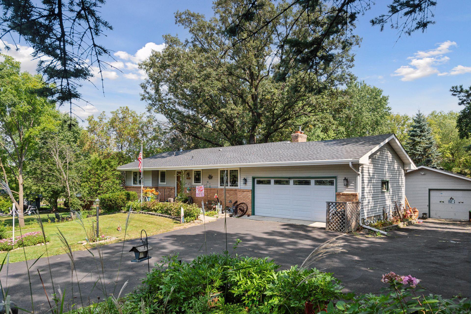 Lochanburn Rd, Eden Prairie, MN 55346