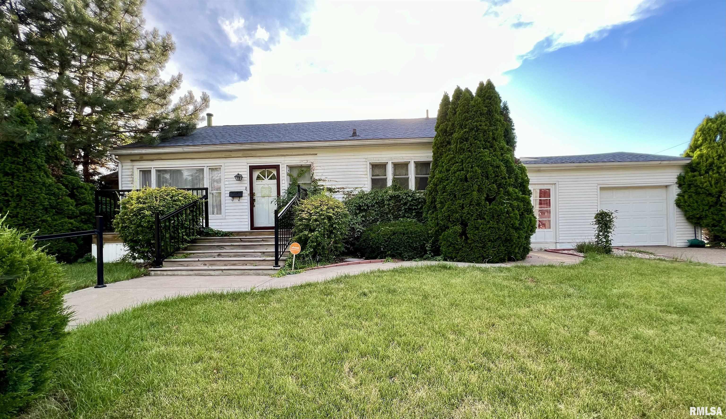 Warren St, Davenport, IA 52804