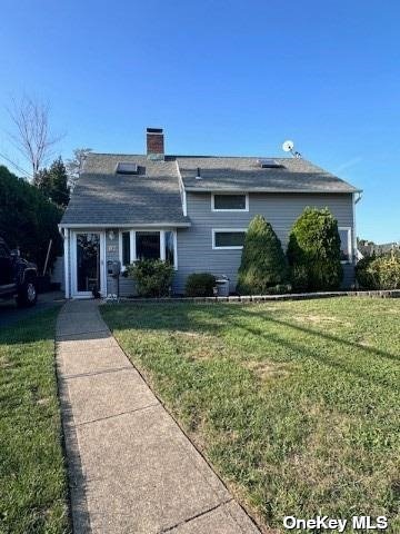 Woodcock Ln, Levittown, NY 11756