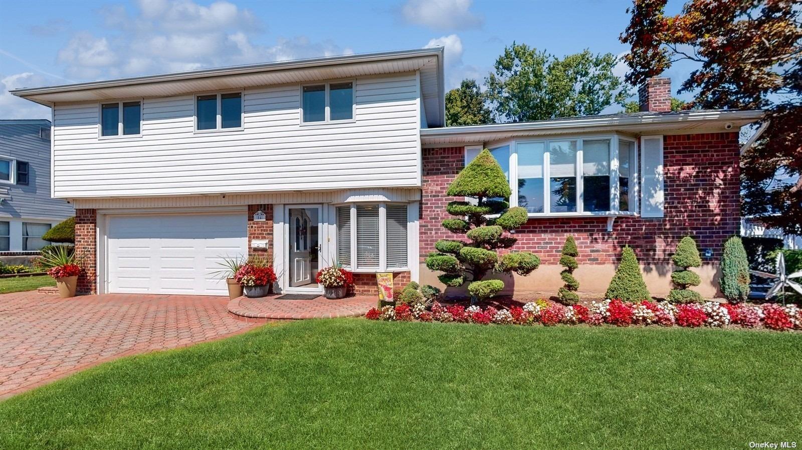 Walnut Ln, Hicksville, NY 11801