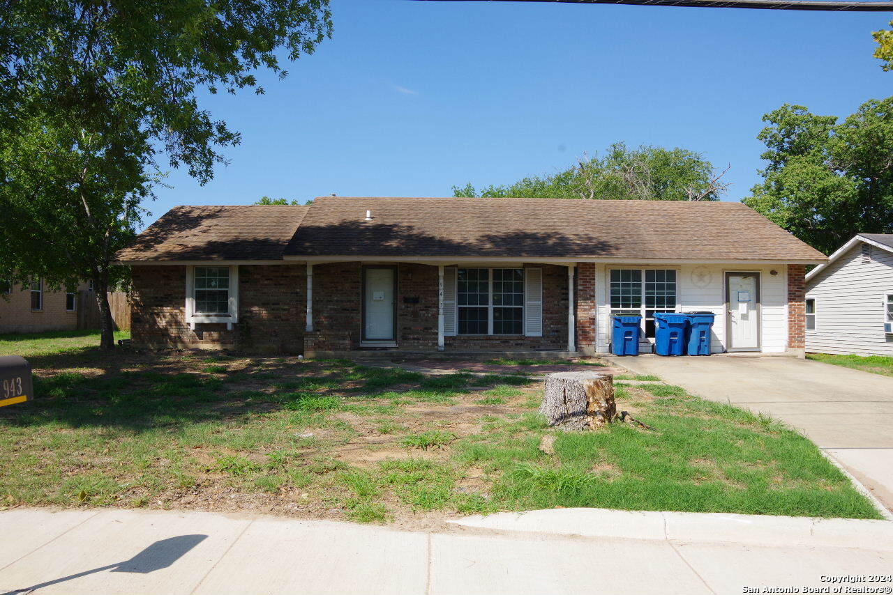 Bryant St, Pleasanton, TX 78064