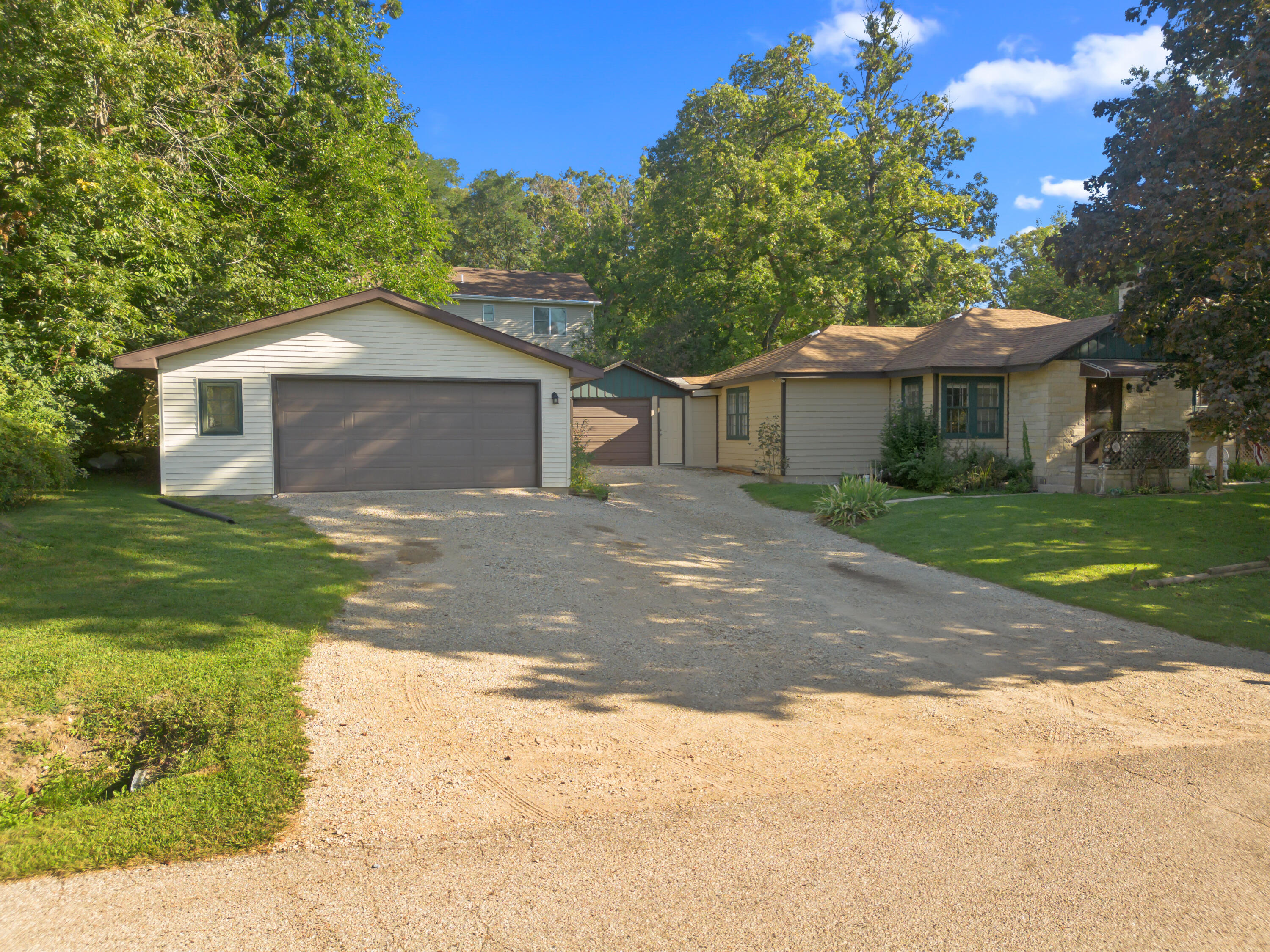 Locust Dr, Lake Geneva, WI 53147