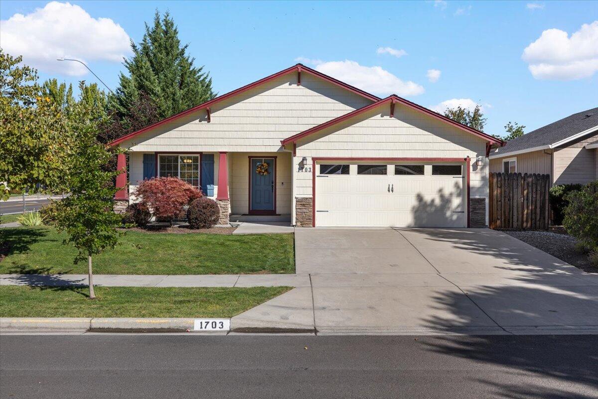 Pearl Eye Ln, Medford, OR 97504