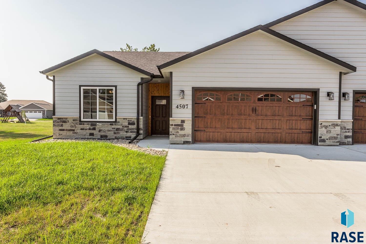 Graceland Pl, Sioux Falls, SD 57106