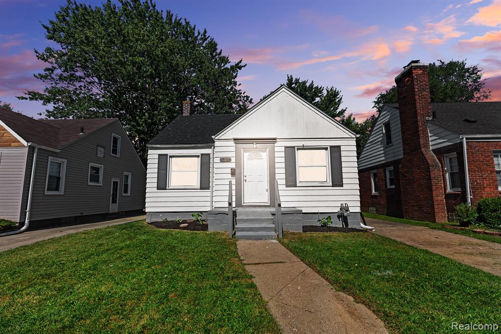 Elkhart St, Harper Woods, MI 48225
