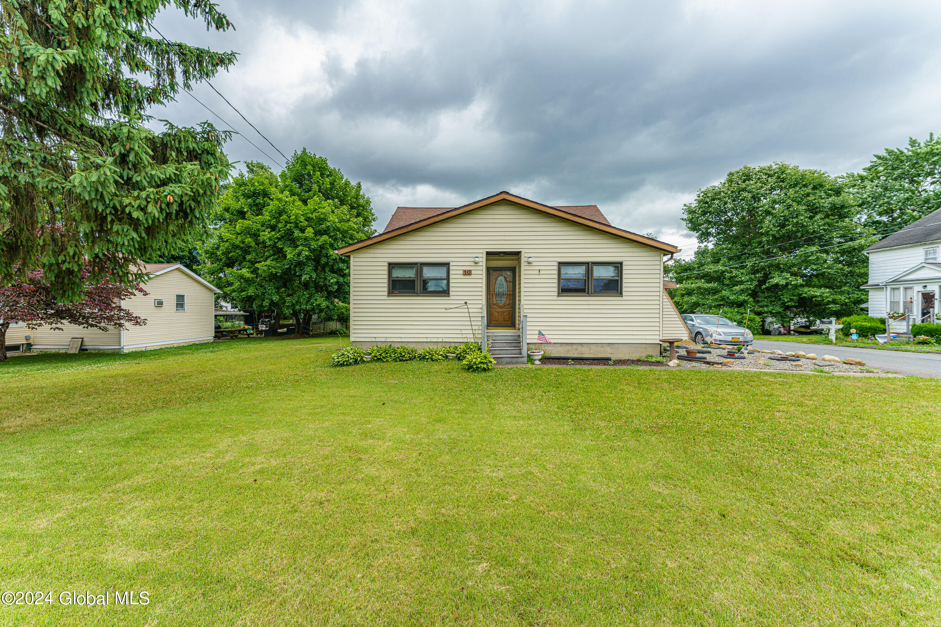 Weaver Ave, Waterford, NY 12188