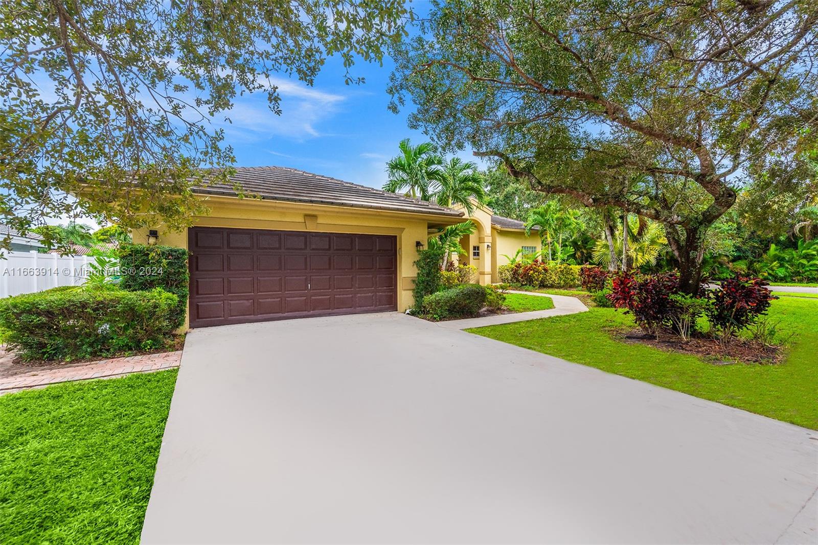 39th Ct, Hollywood, FL 33024
