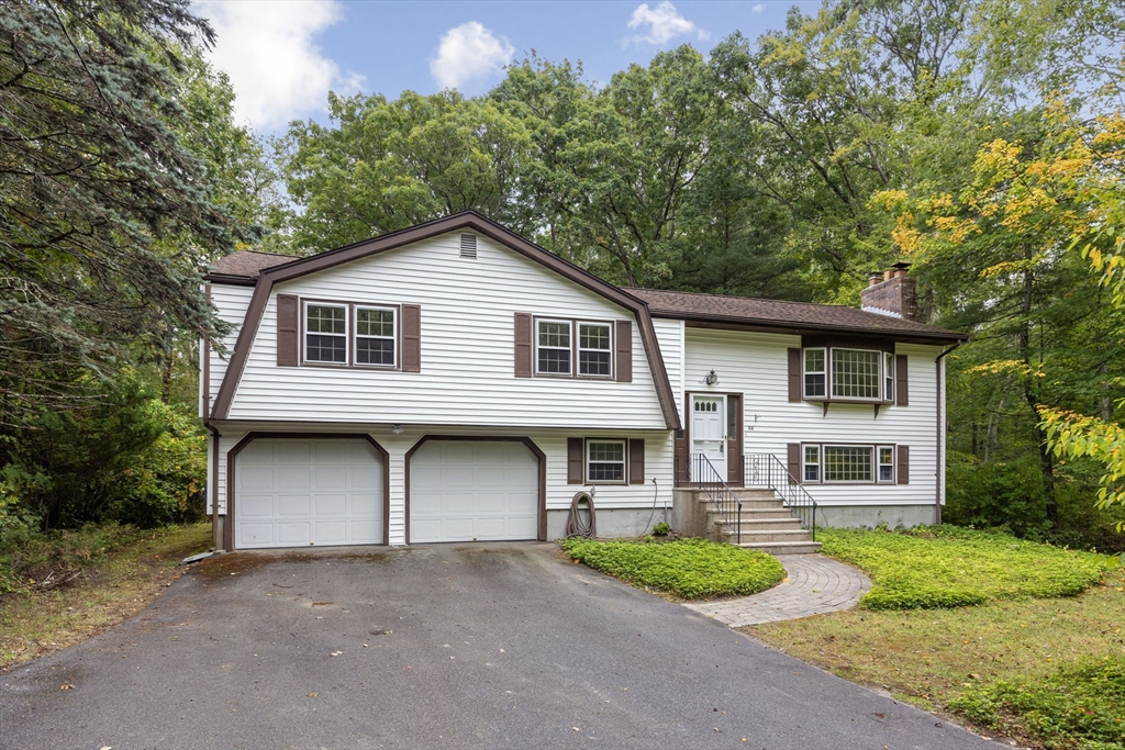 Deborah Dr, Walpole, MA 02081