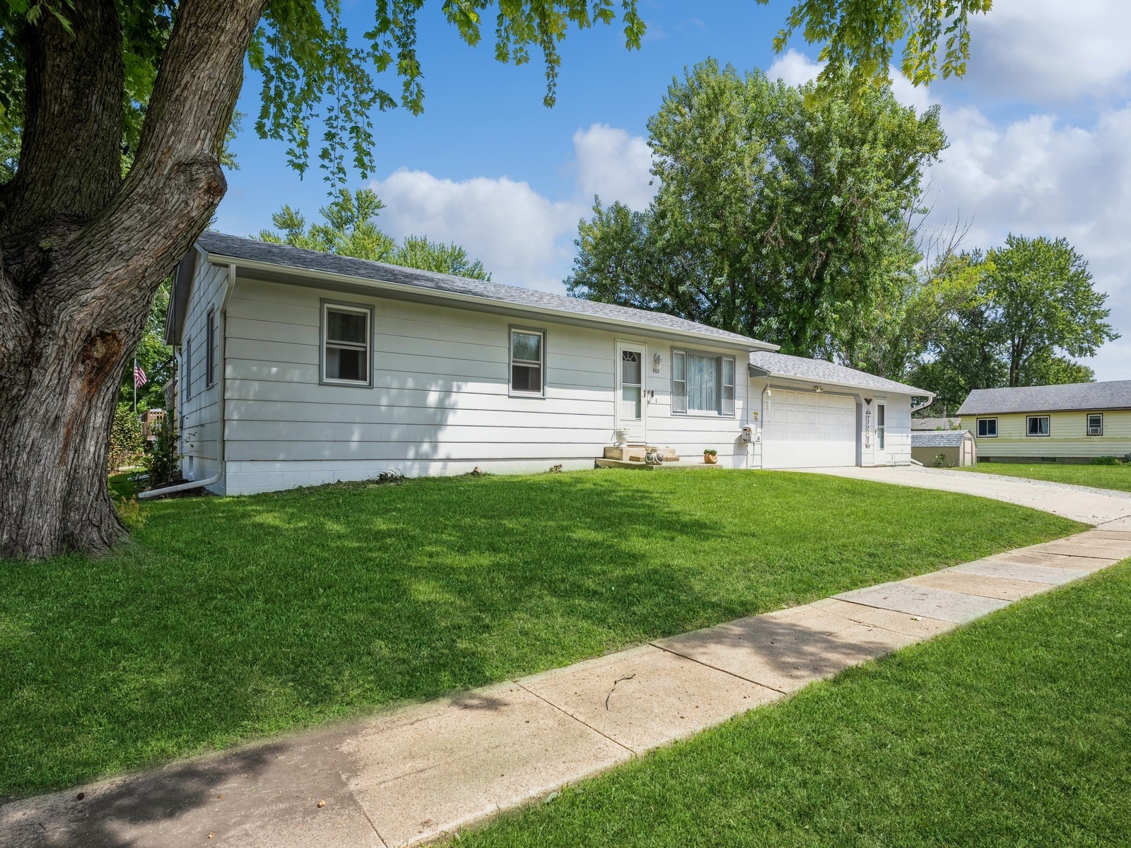 9th Ave, Newton, IA 50208