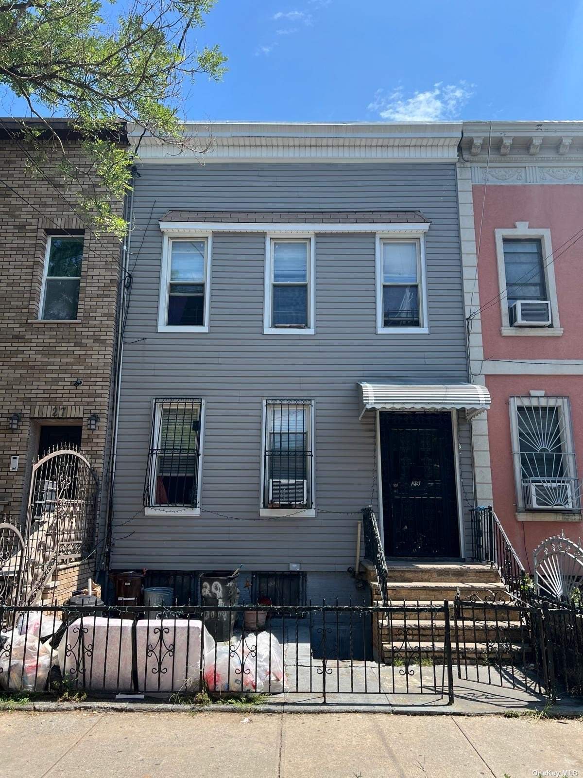 Pine St, Brooklyn, NY 11208