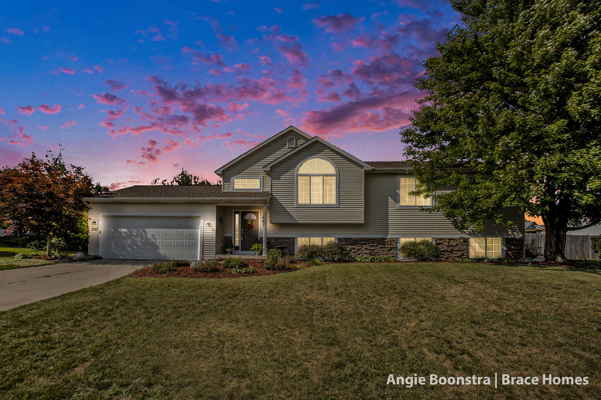 Arbor Dr, Rockford, MI 49341