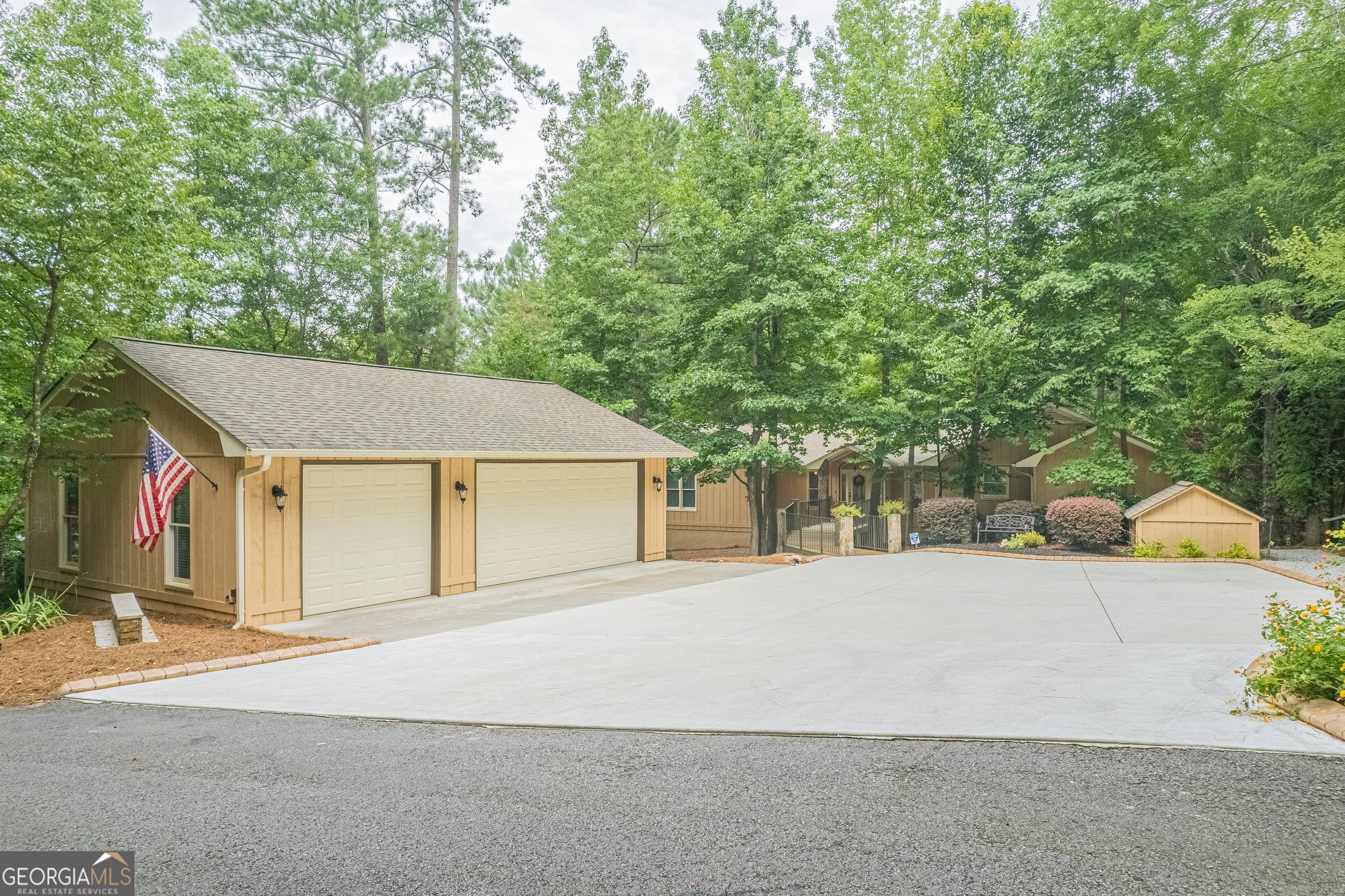 Grizzly Bear Ln, Hartwell, GA 30643