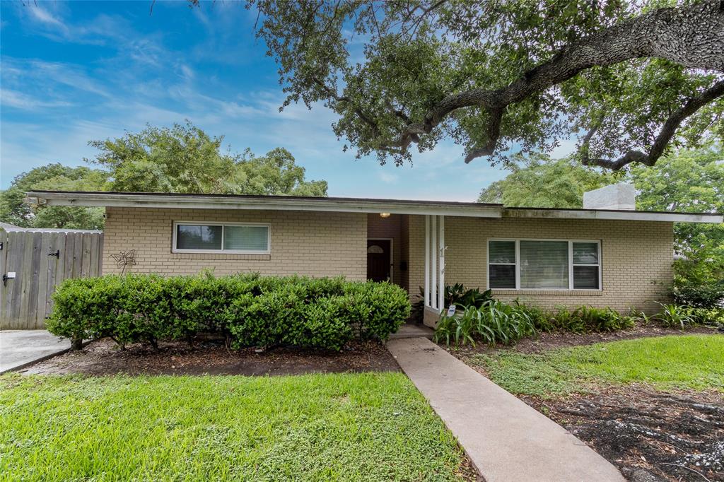 Maple Ln, Galveston, TX 77551