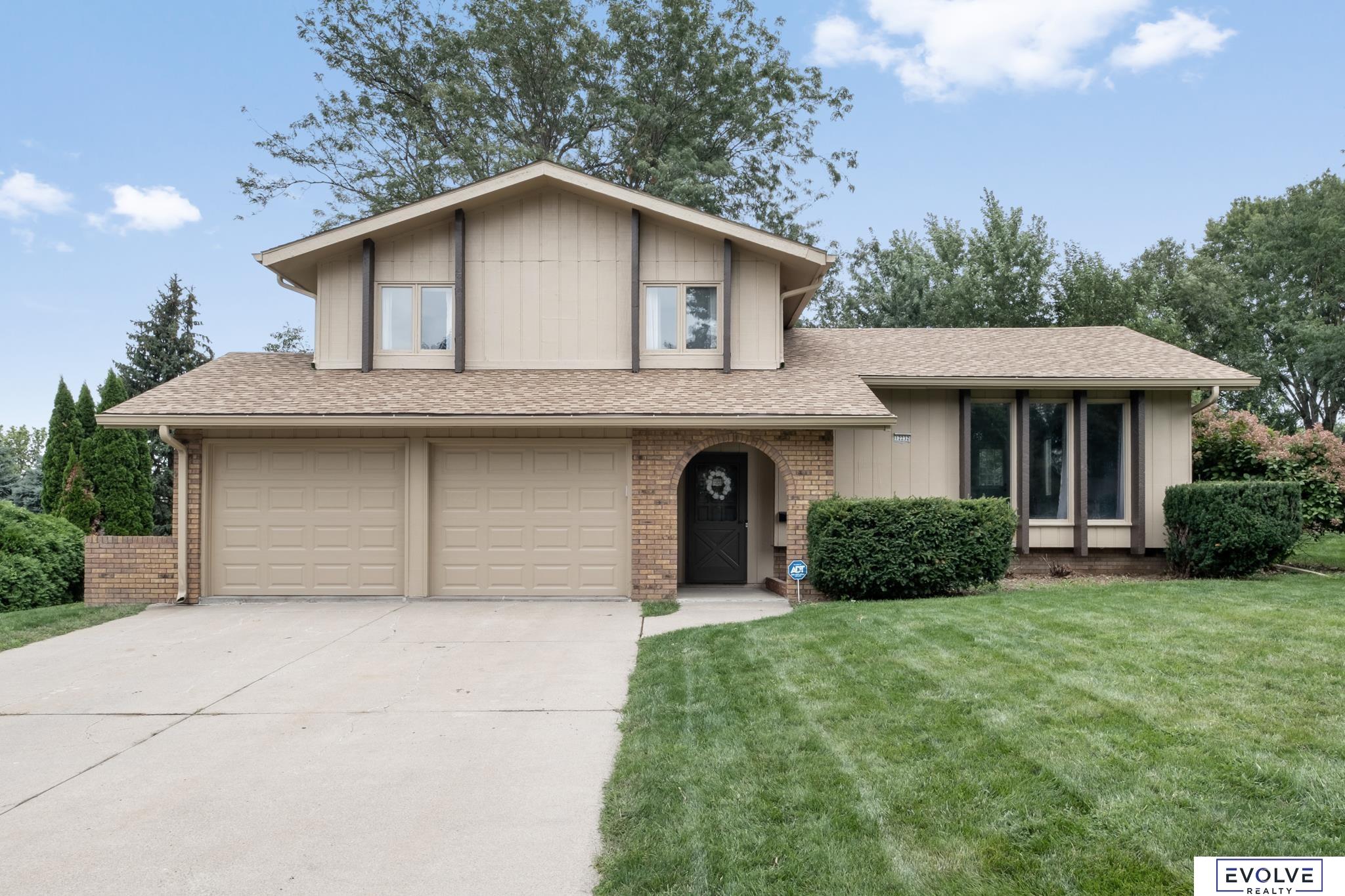 Izard St, Omaha, NE 68154