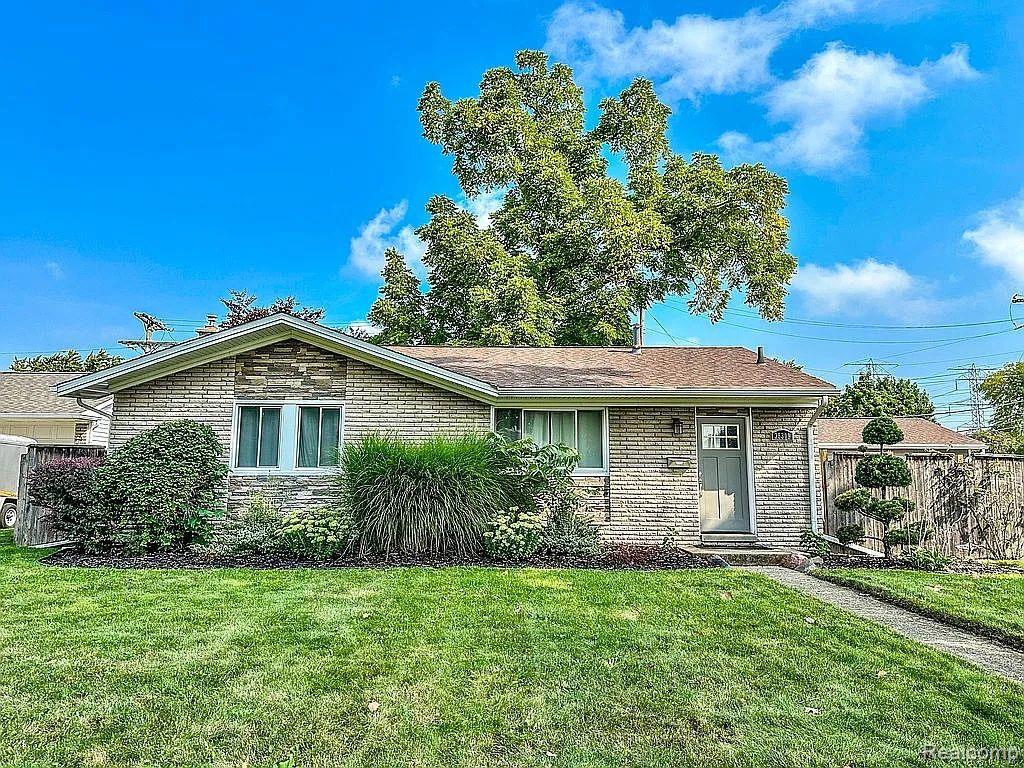 Plainview Dr, Sterling Heights, MI 48312