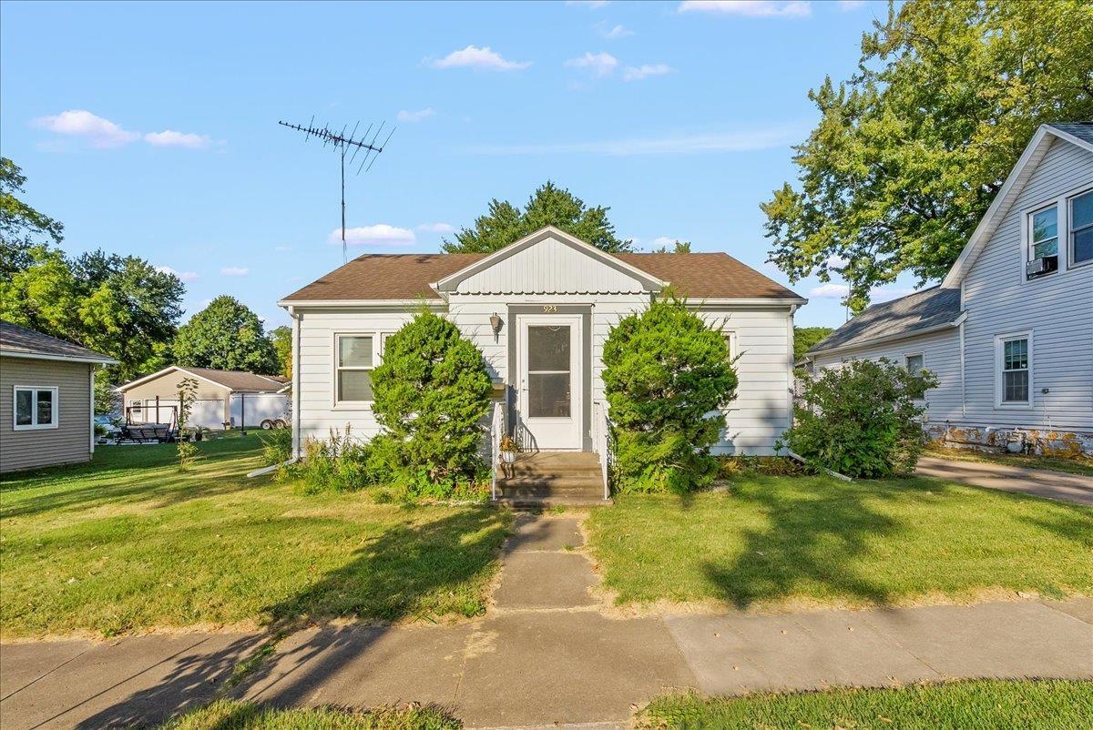 2nd St, Waverly, IA 50677
