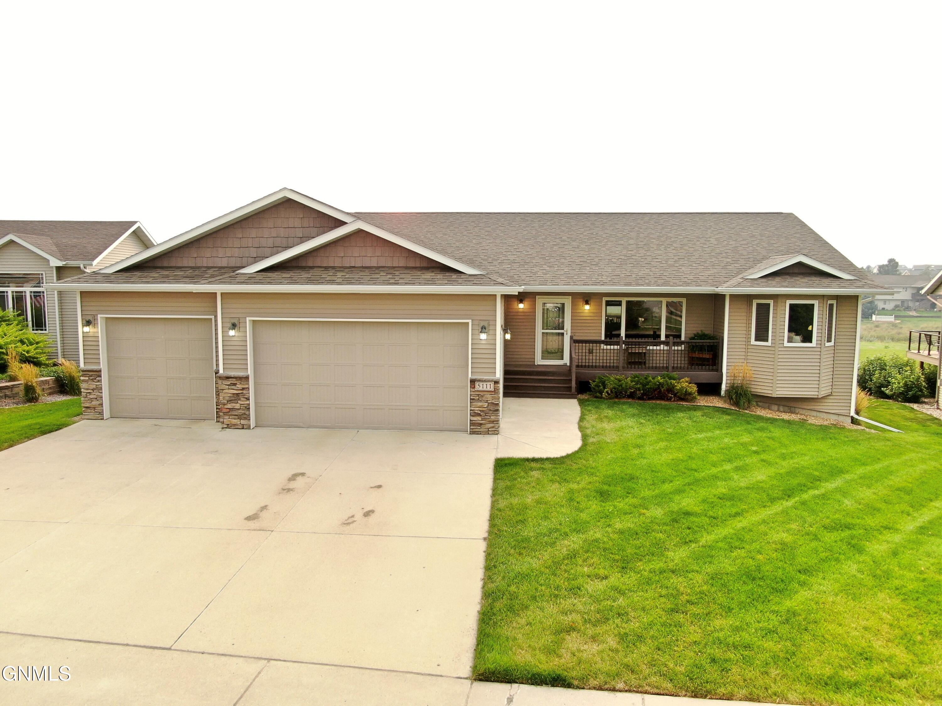 Fountainblue Dr, Bismarck, ND 58503