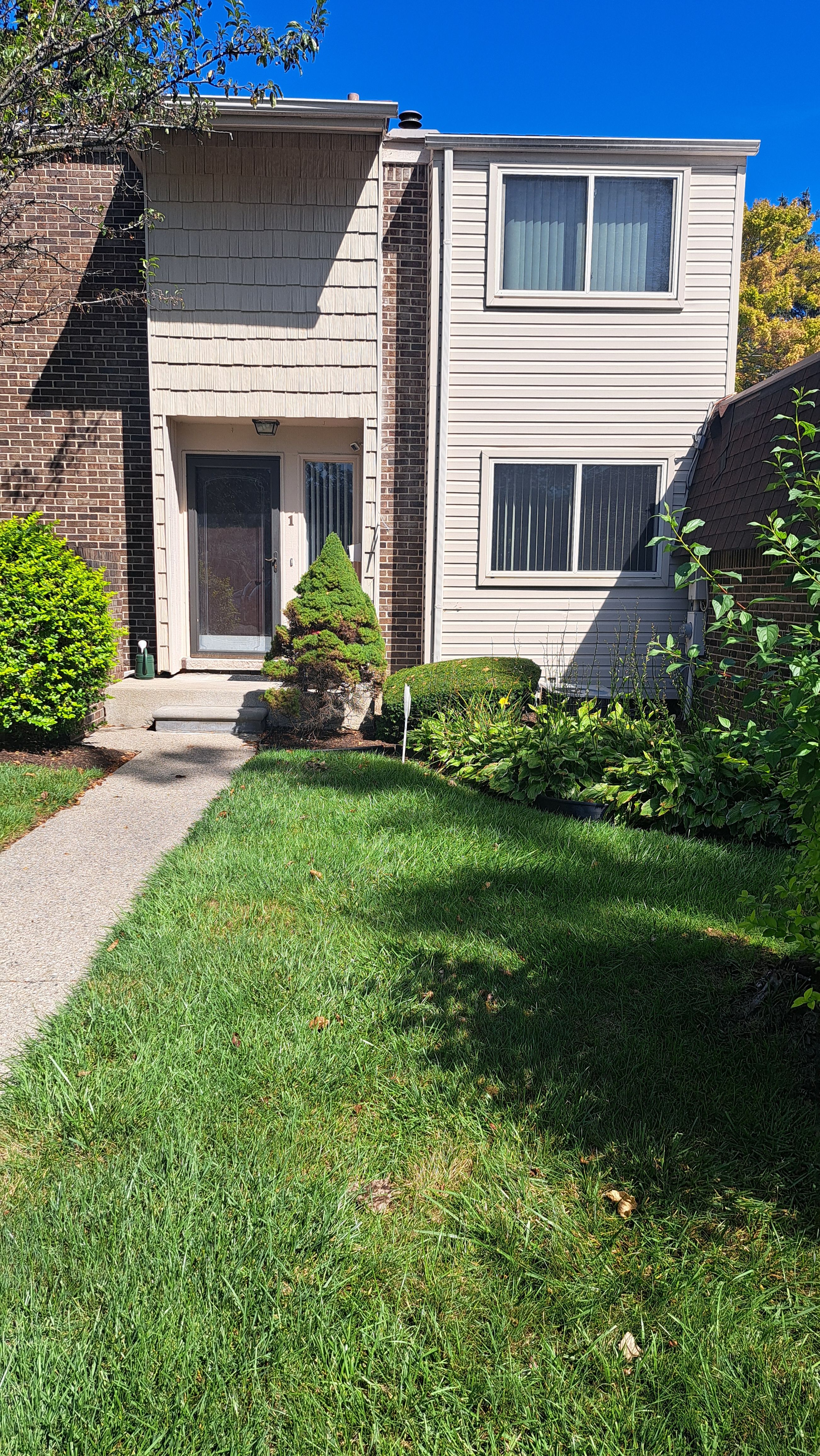 Williamsburg Towne St, Southfield, MI 48075