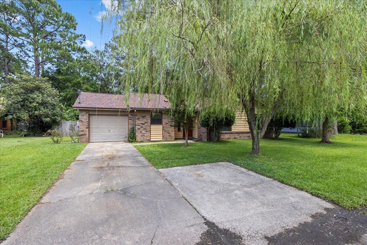 Mixon Dr, Fort Walton Beach, FL 32547